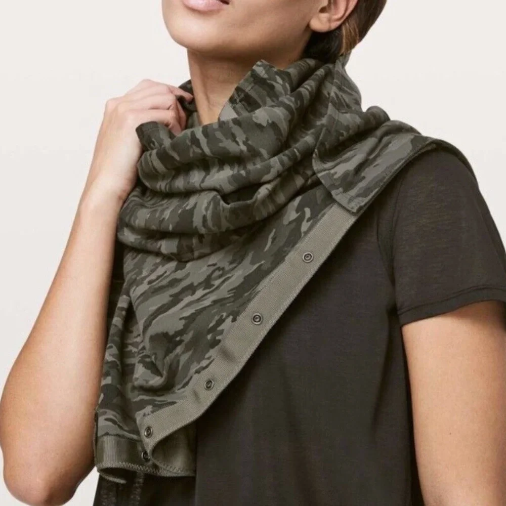 Lululemon Vinyasa Multi Wear Scarf O/S Black Gray Snap Buttons Camouflage Print